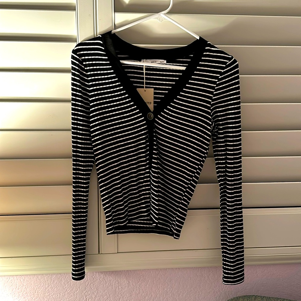 Mango. Black and White striped top, vneck. Size small. NWT